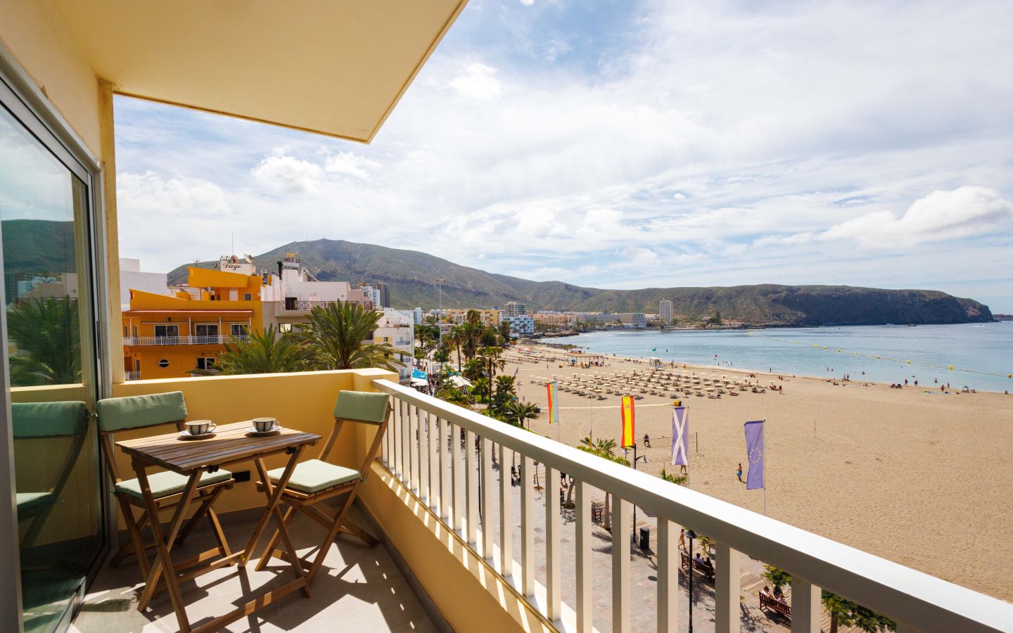 Front Line: Luxury and Sea Breeze in the Heart of Los Cristianos!