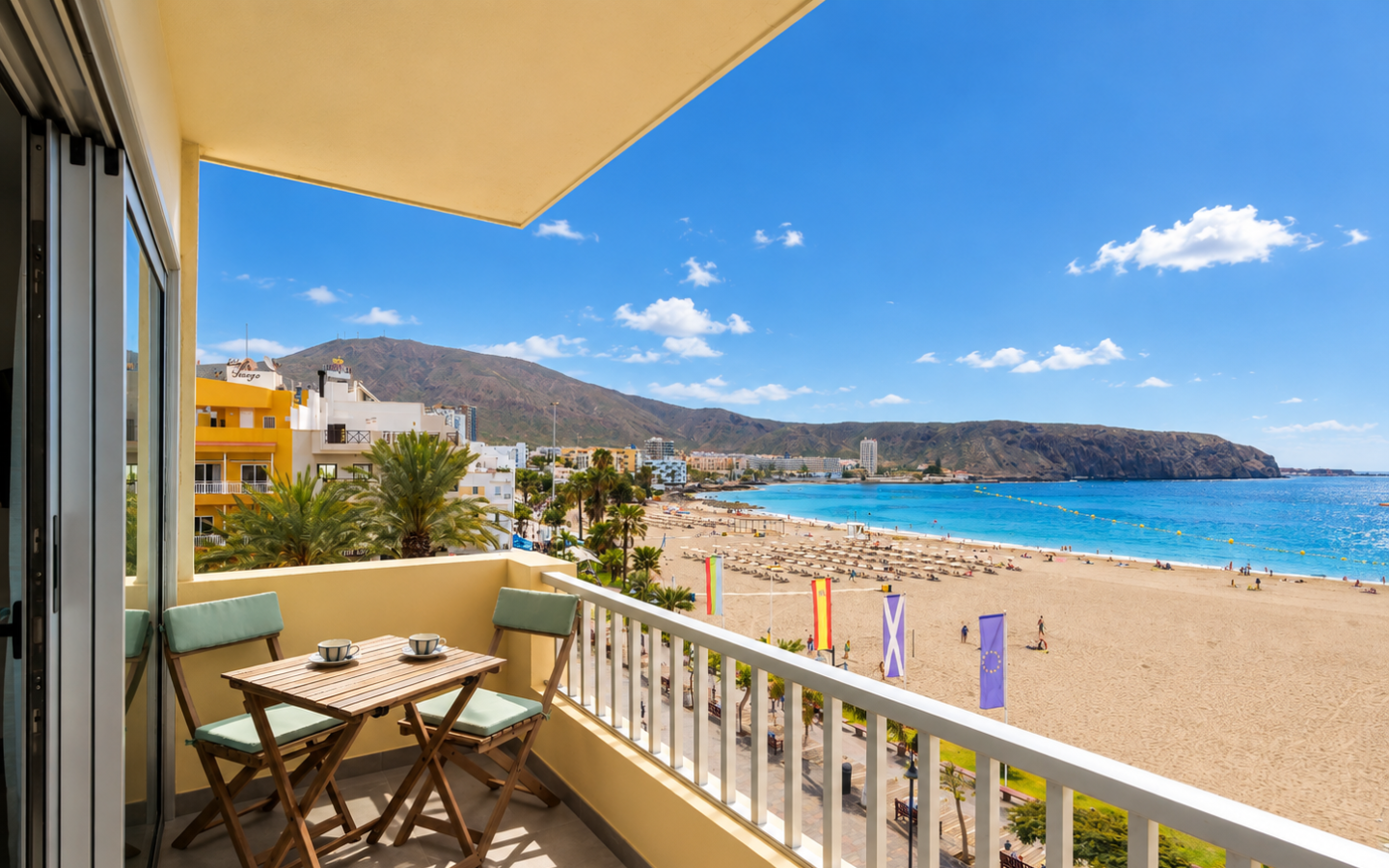 Front Line: Luxury and Sea Breeze in the Heart of Los Cristianos!